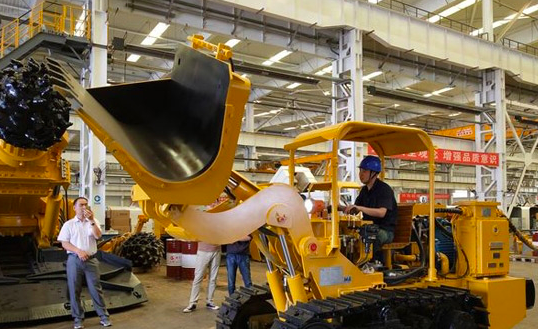 側卸式裝巖機 側卸式裝巖機